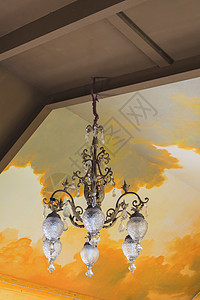 顶天花板上的老式水晶吊灯图片