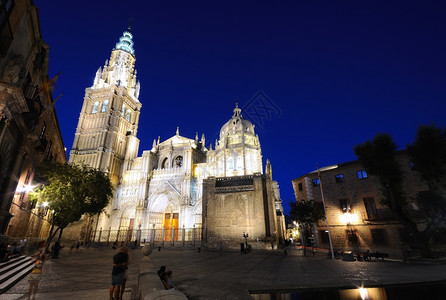 夜视西班牙的托列多大教堂图片