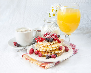 带咖啡甜华芙饼新鲜果子和橙汁的大陆早餐图片