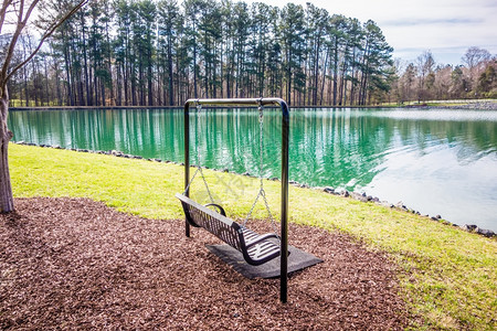 俯视湖或池塘的空木公园长椅图片