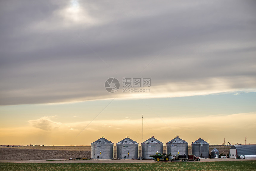 春农庄在乌云天落日之前图片