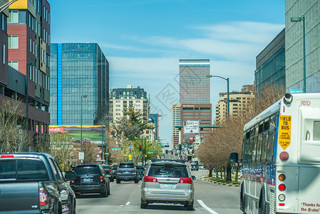 市中心附近和周围的登峰镇天线场景背景图片