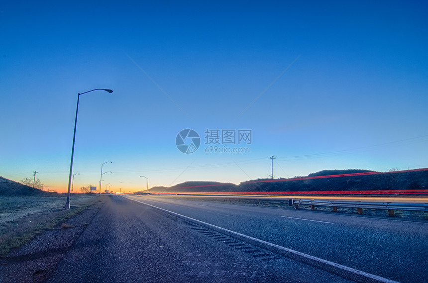 日出前在高速公路上提前或旅行图片