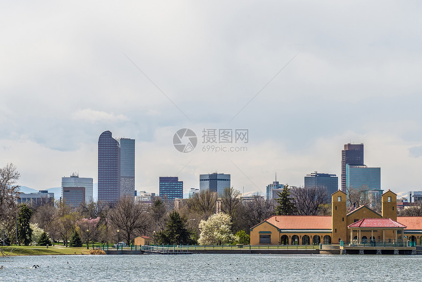 市中心附近和周围的登峰镇天线场景图片