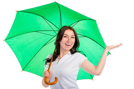 一个微笑的快乐女孩肖像与隔离绿色伞图片