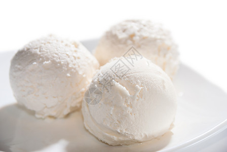 三球冰淇淋在板块上的冰淇淋隔离图片