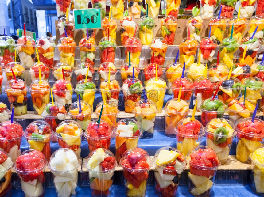 在西班牙市场的水果沙拉如此详细的全色图片