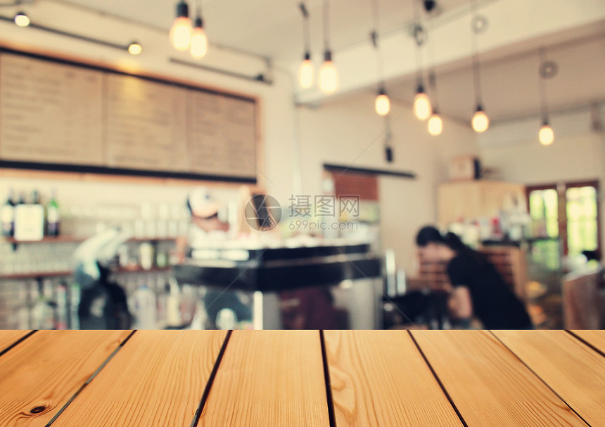 空木桌和模糊的咖啡馆背景图片