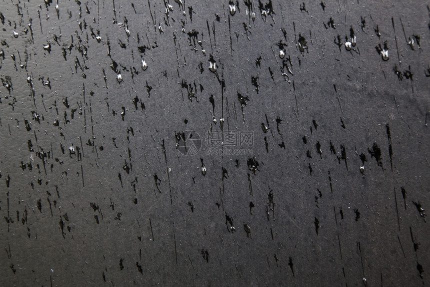 黑色板块表面的雨滴模式图片