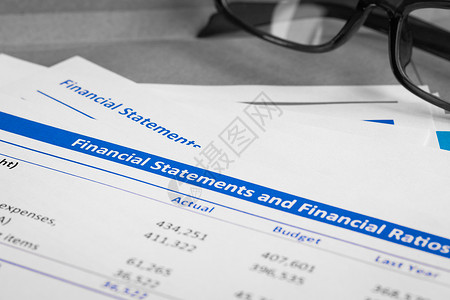 关于棕色信封和眼镜商业概念的财务报告信文件是模拟图片