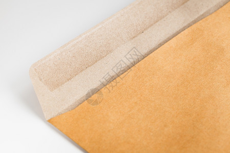 桌上打开的棕色信封背景图片