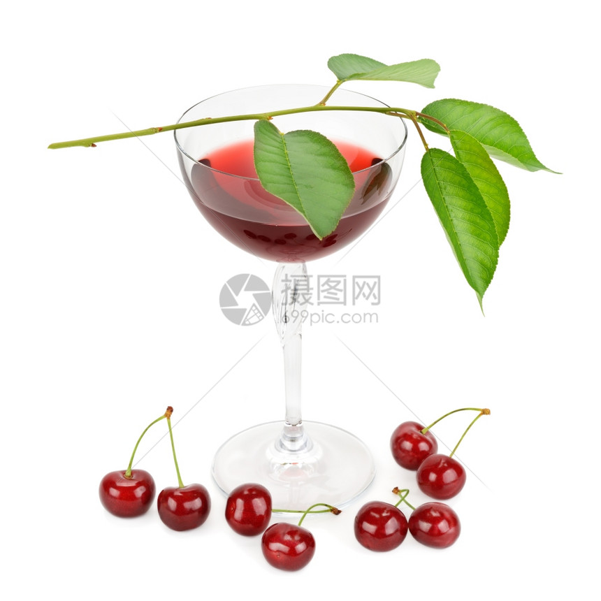 白色背景上隔离的樱桃和果汁杯图片