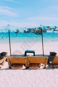 热带沙滩上的椅和雨伞图片