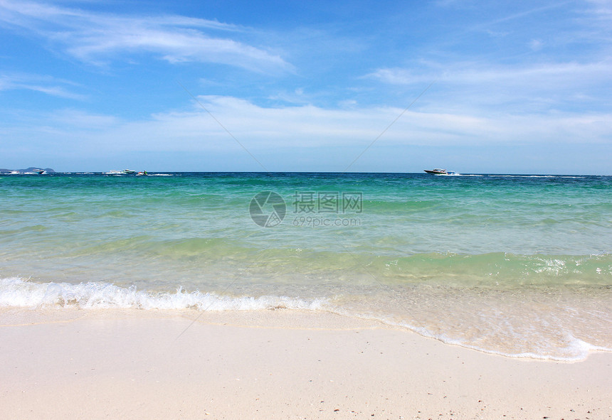 夏季沙滩海景与陆波图片