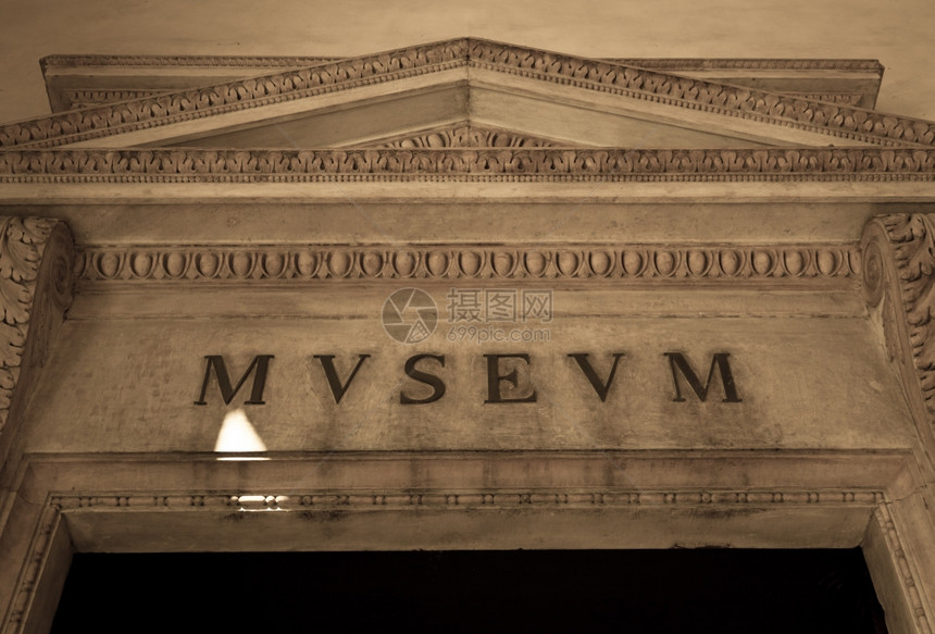 古博物馆入口原始大理石上的字母图片