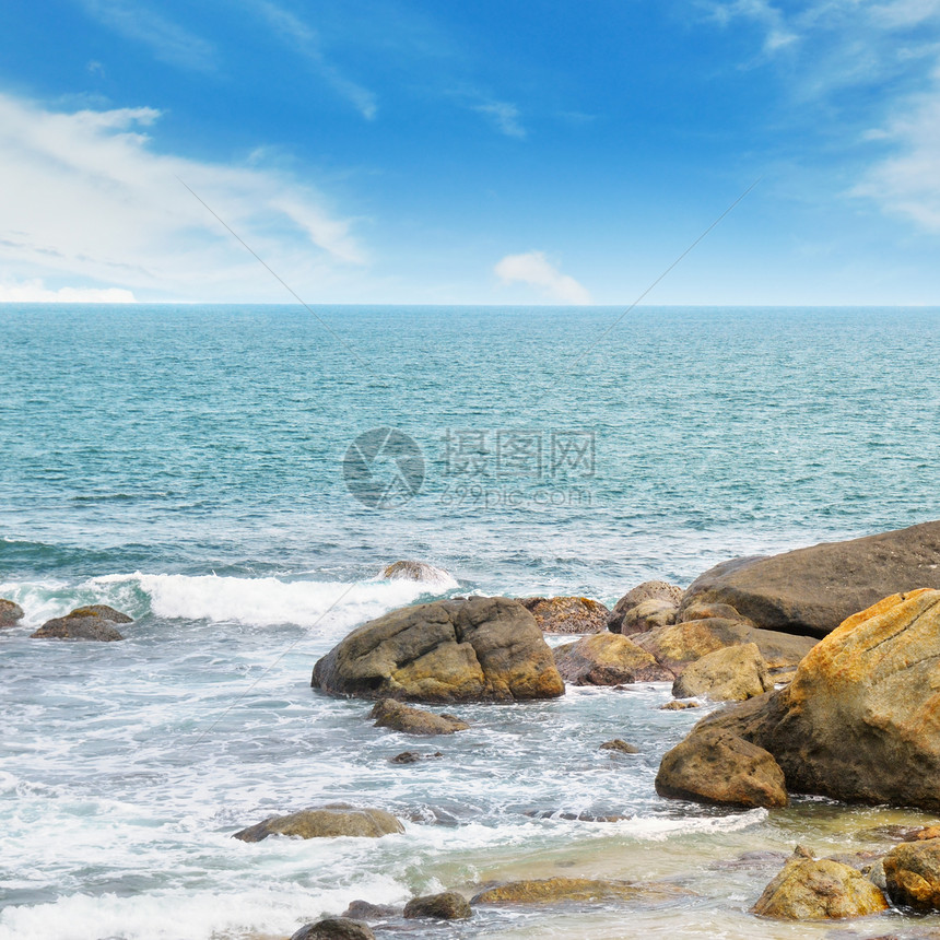 海洋闪光沙滩和蓝天空图片