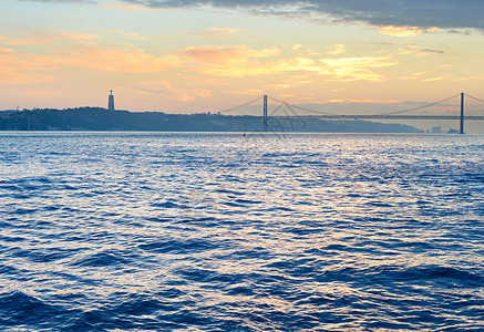 Lisbon海湾有著名的25个阿普里尔桥图片