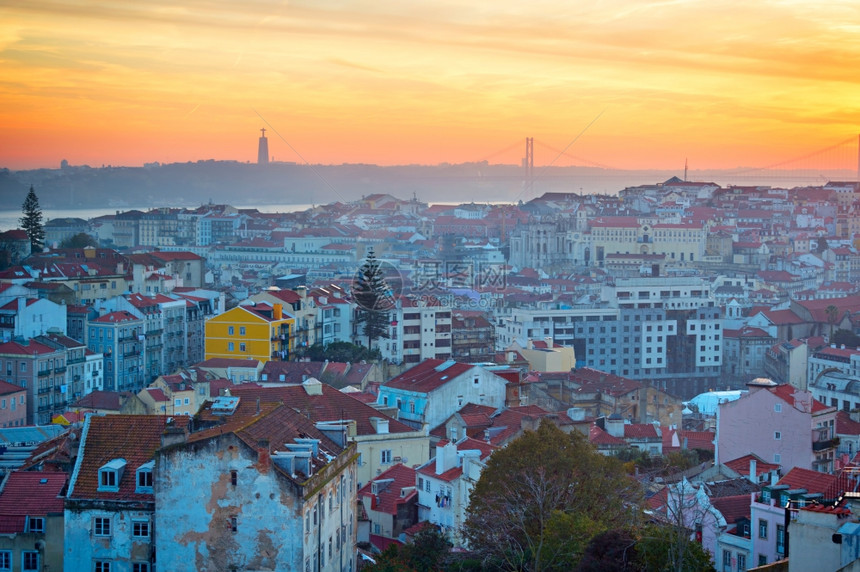 Lisbon市中心在多彩日落时顶部视图Purtgal图片