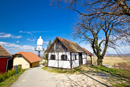 山丘小屋和圣文科雕像望风露德布雷格croati图片