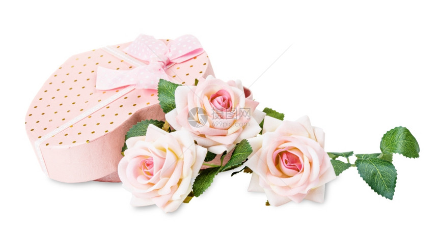 以心脏和玫瑰形状的礼物盒孤立在白色背景上图片