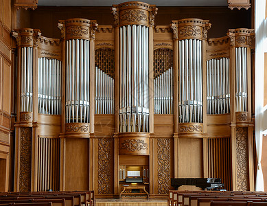 隆隆声现代音乐厅有一个美丽的大器官外表背景