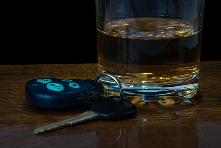 桌子上的酒杯和车钥匙背景图片