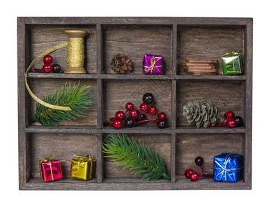 带有各种圣诞节装饰品的木影盒图片
