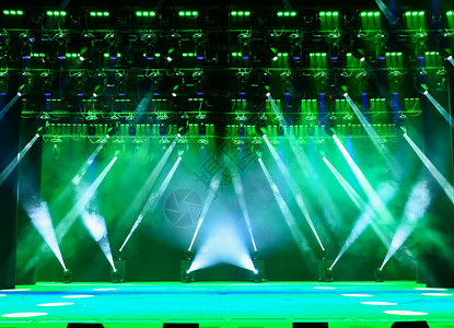 明亮的空舞台充满雾和绿光图片