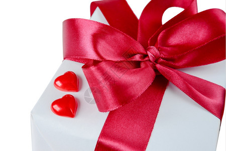 装有燕子红弓和心的礼物盒背景图片