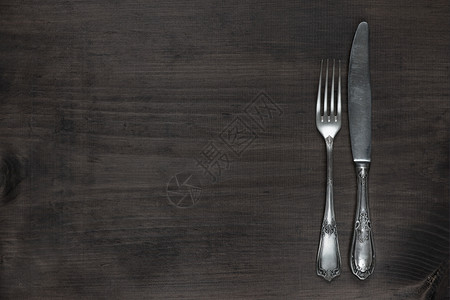 旧木板上的叉子和刀背景图片