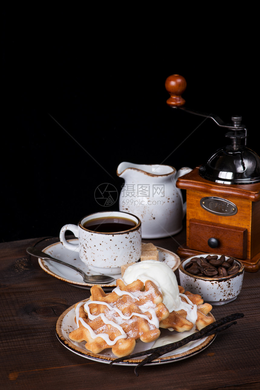 咖啡华夫饼和香草冰淇淋图片