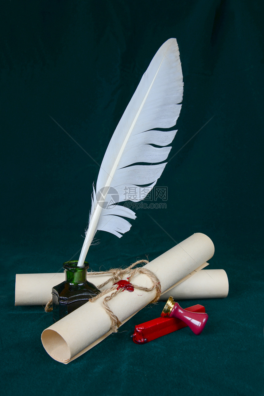 墨水井中的白色羽毛密封蜡标志和两张纸卷图片