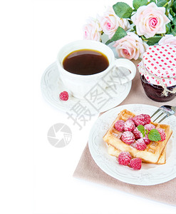 玫瑰果酱带甜华芙饼草莓和咖啡的大陆早餐背景