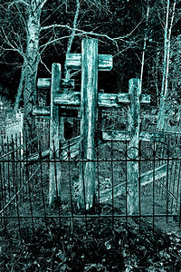 在一个没有月亮的夜晚3个木墓在坟围栏里高清图片