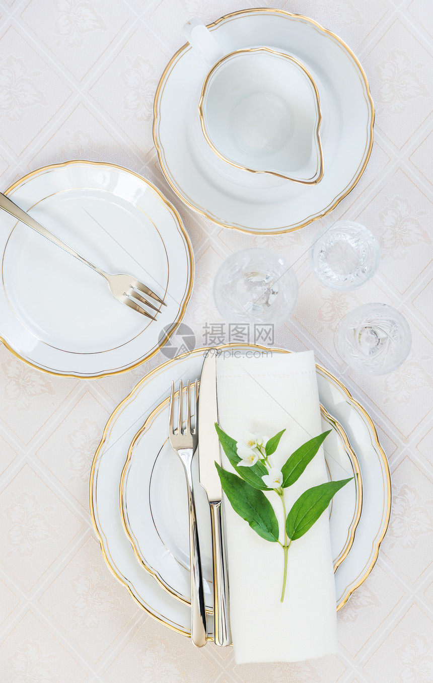 美的装饰板晶玻璃杯餐巾纸具和茉莉花的朵上面有白板水晶玻璃餐具和茉莉花上面是奢华的桌布图片