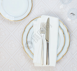 美的装饰板玻璃晶杯餐巾纸和豪华桌布的餐具图片