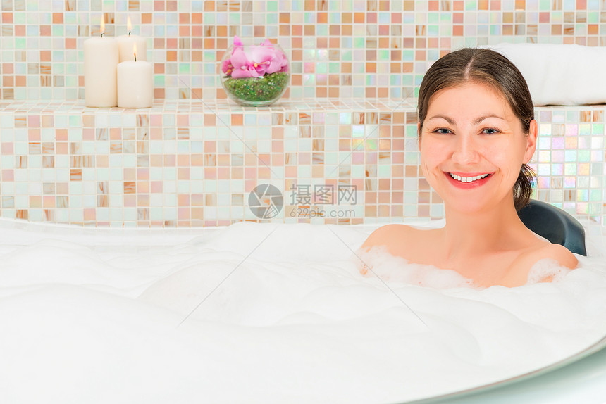 浴缸里的女子图片