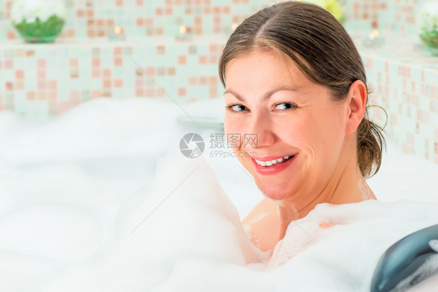 浴缸里笑着的女子图片