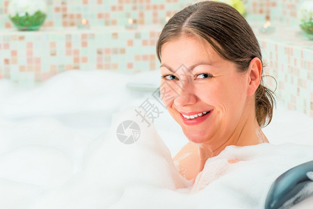 浴缸里笑着的女子图片