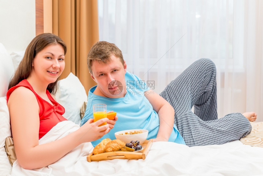夫妇在床上吃早餐图片