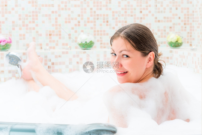 浴缸里的洗澡女子图片