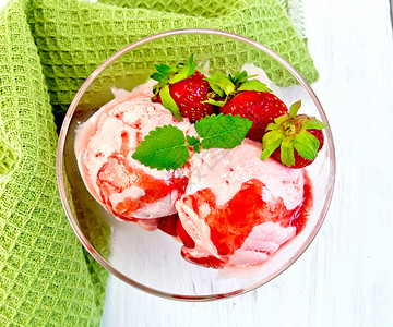 莓果酸奶冰淇淋冰糕熔化高清图片