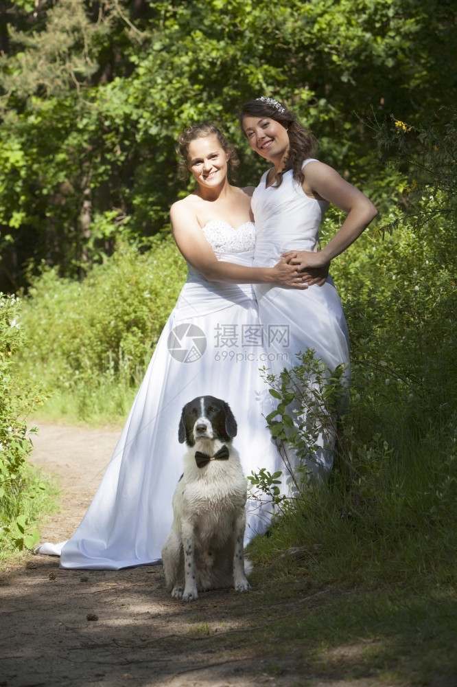 闺蜜穿着白色婚纱和他们的狗拍照图片