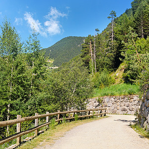 山中旅游者步行小道图片