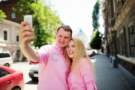 快乐的情侣在街头自拍图片