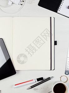 办公桌上的笔记本平板电脑和智能电话与办公用品图片