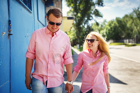 穿着情侣装的夫妻在街上散步图片
