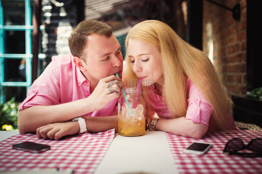 情侣在咖啡馆里喝果汁图片