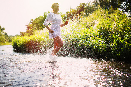 年轻女子在浅水中奔跑夏天图片