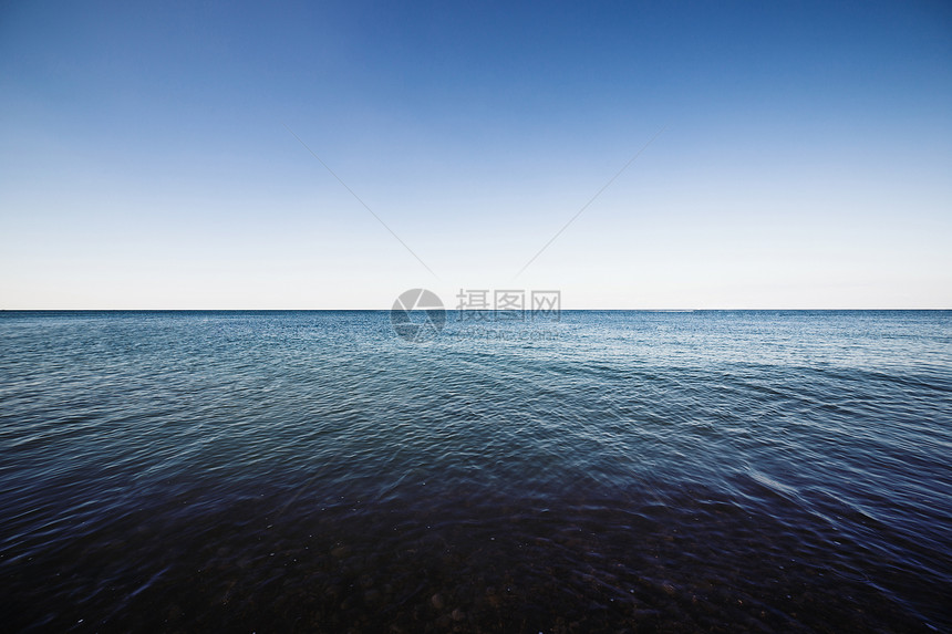 蓝海有波浪和清蓝天空图片